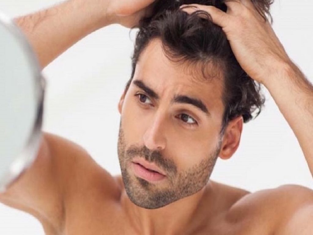Le cause della caduta dei capelli negli uomini: può dipendere da fattori genetici o ormonali ma anche da disfunzioni della tiroide, alterazioni del sistema immunitario e carenze alimentari