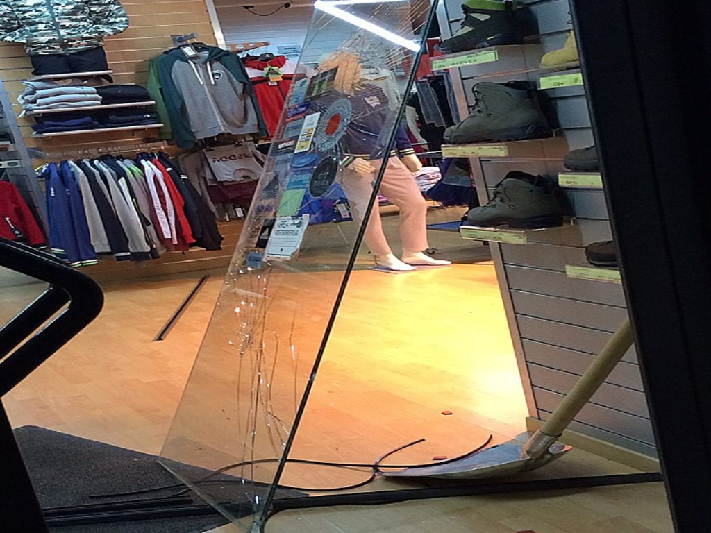 I furti nei negozi e nelle botteghe artigiane costano ogni anno agli operatori commerciali 3,3 miliardi secondo i calcoli della CGIA. In Italia un colpo ogni 6 minuti