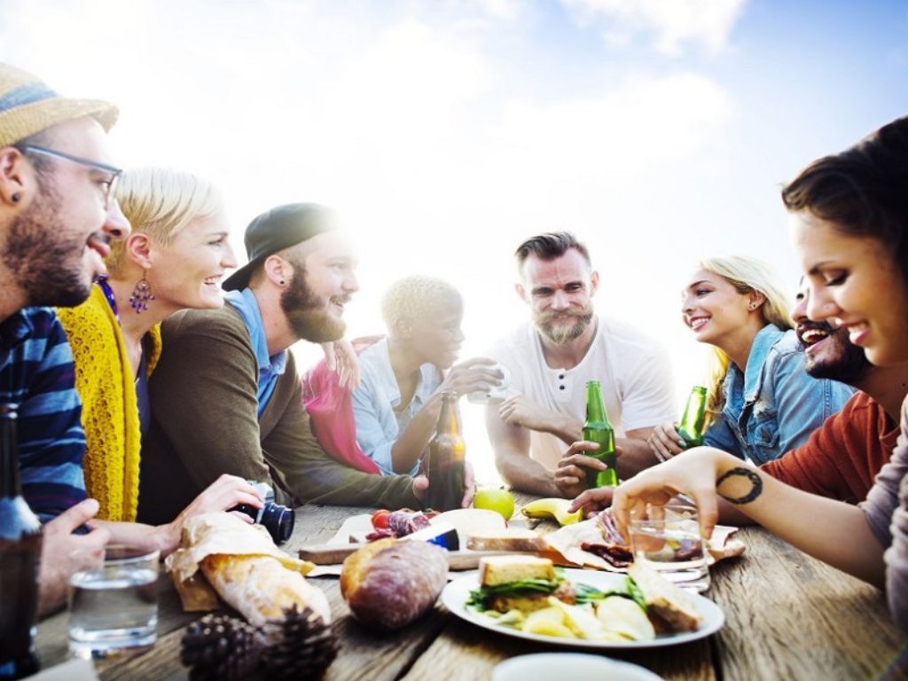 Gita al mare, in montagna o visite a parenti e amici: quasi sei italiani su dieci passeranno il giorno di Ferragosto fuori casa. Il 24% invece ne approfitterà per riposare