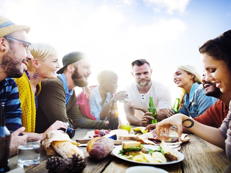 Gita al mare, in montagna o visite a parenti e amici: quasi sei italiani su dieci passeranno il giorno di Ferragosto fuori casa. Il 24% invece ne approfitterà per riposare