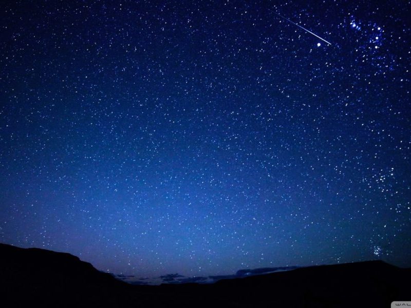Occhi al cielo, arrivano le Geminidi, le stelle cadenti di Natale: il picco massimo è previsto per il 13 dicembre