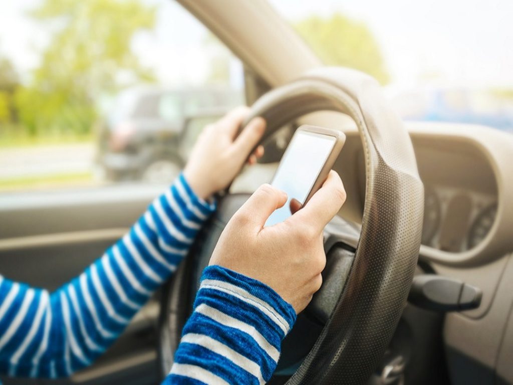 italiani guida spericolati cellulare codice della strada