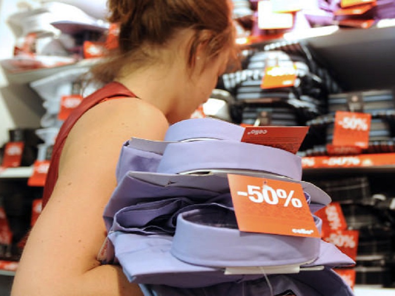 Saldi estivi al via sabato 6 luglio in tutta Italia: per il Codacons nessuna impennata delle vendite nonostante gli sconti record dei negozianti