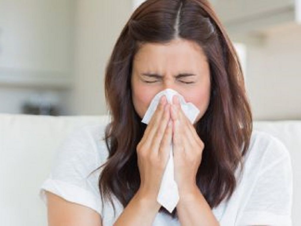 Il naso chiuso è il principale sintomo del raffreddore, un’infiammazione delle mucose provocata da virus che colpiscono le prime vie respiratorie