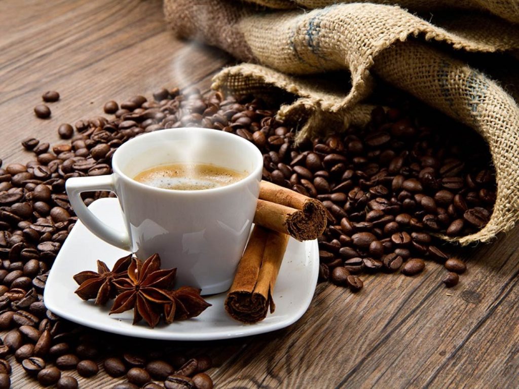 Il caffè, se consumato più di tre volte al giorno, può abbassare il rischio di ammalarsi di cancro della prostata secondo un nuovo studio