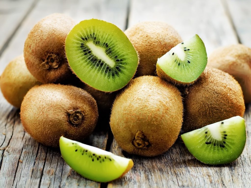 Perché mangiare kiwi fa bene: è ricco di vitamina C che copre il fabbisogno giornaliero e ha un alto contenuto in fibre utili all'intestino