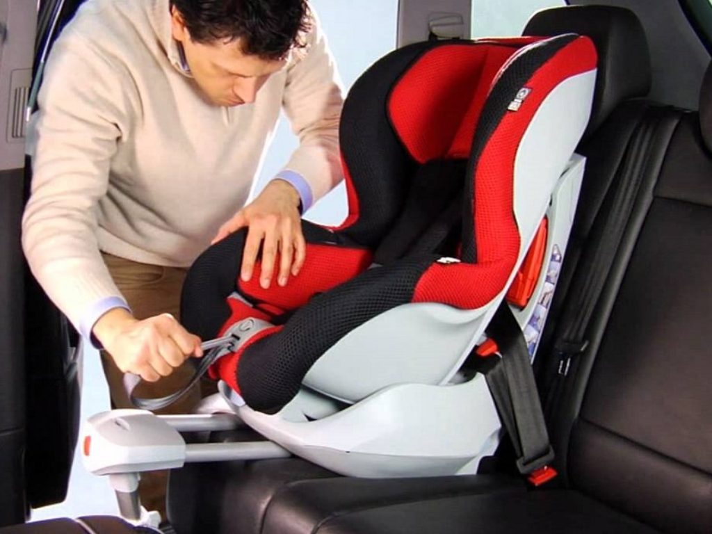 Dal 7 novembre obbligatori i seggiolini anti abbandono in auto: multe salate a chi non si adegua alla normativa ma è caos per trovare i dispositivi