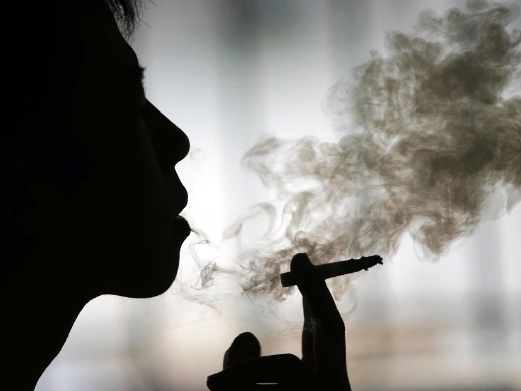 I fumatori manifestano più sintomi da Covid secondo una ricerca inglese su pazienti colpiti da Covid nella prima ondata a marzo 2020