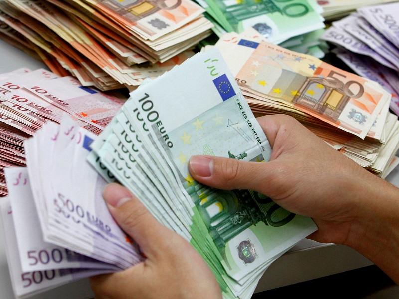 Dai bonus ai ristori, dalla cassa integrazione ai contributi a fondo perduto: nel 2020 agli italiani poco meno di 2mila euro a testa di aiuti contro il Covid