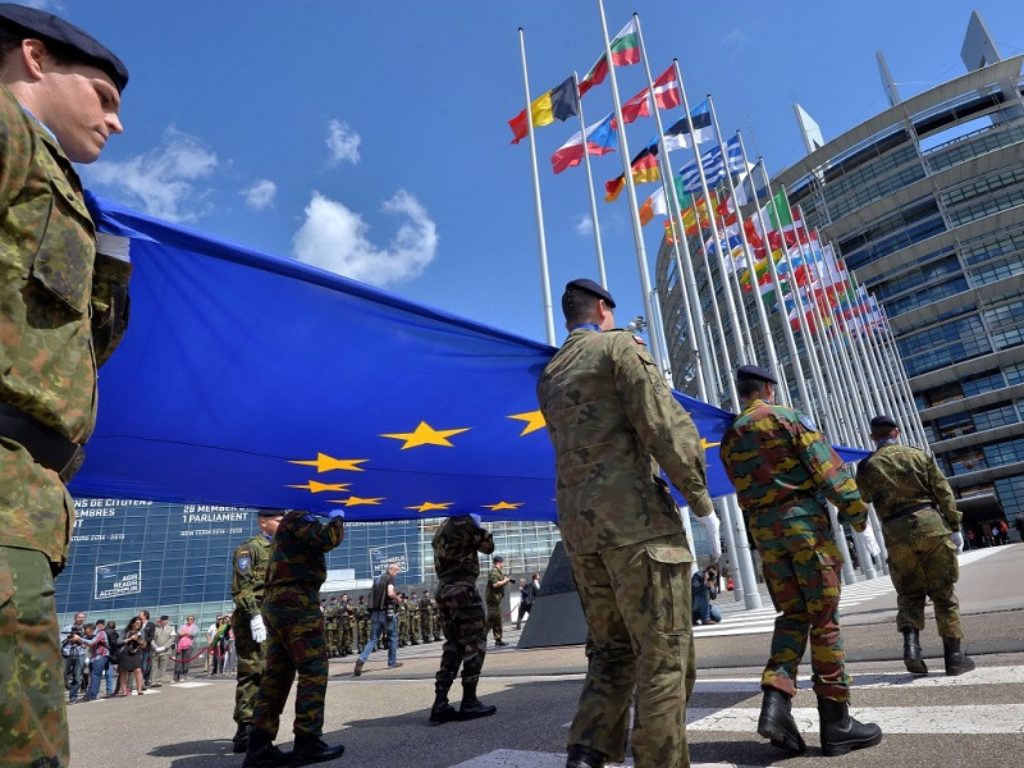 Per la prima volta l'Unione europea stanzia fondi diretti alla difesa comune. Il Parlamento europeo approva la proposta su come sostenere gli Stati membri che sviluppano insieme materiali e tecnologie militari