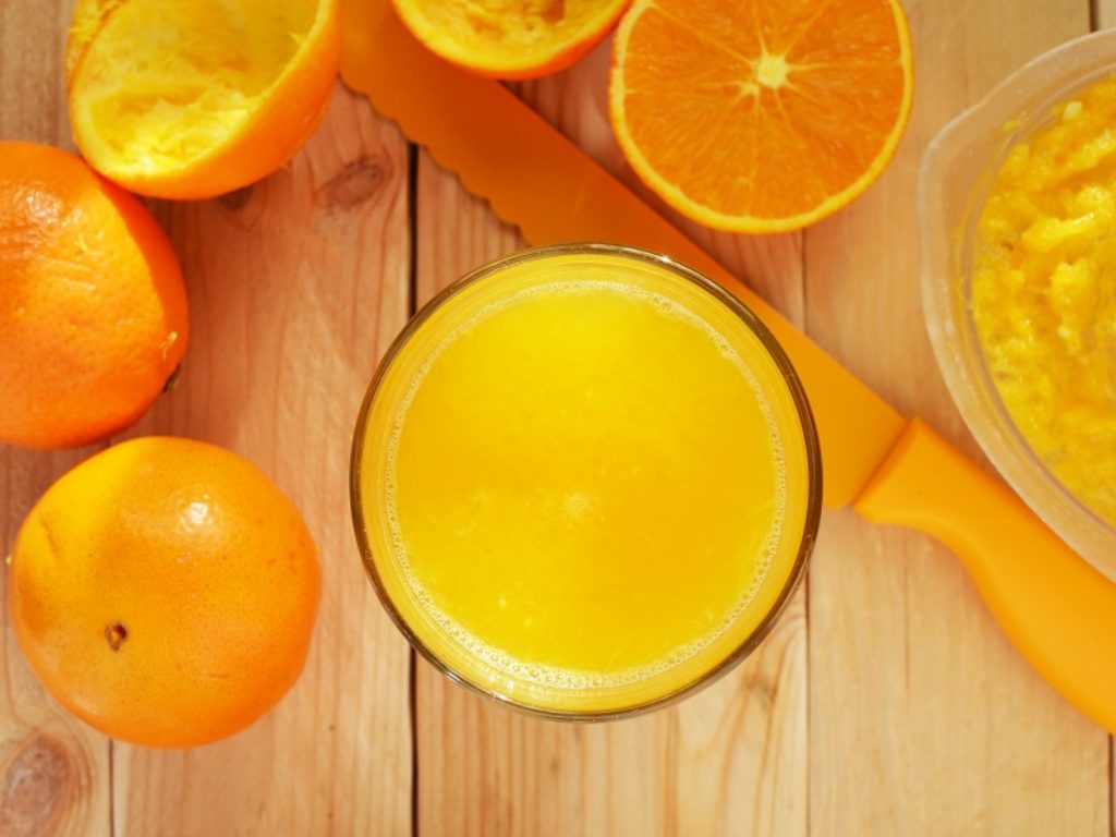 Curcuma, cavoli e arance non possono mancare nella dieta anti-endometriosi. I cibi consigliati da inserire nel carrello e quelli da evitare