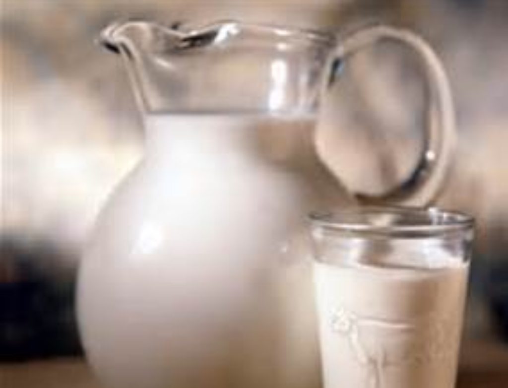 Antibiotici e farmaci trovati nel latte italiano: a svelare la presenza sono i risultati del test del Salvagente su 21 marchi della grande distribuzione