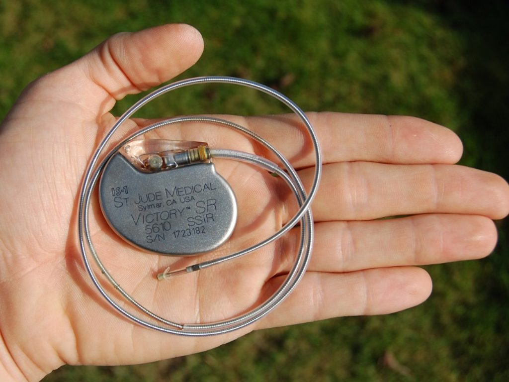 Rischi di interferenza tra il pacemaker cardiaco e il cellulare: basta seguire alcune semplici precauzioni come mantenere lo smartphone ad almeno 15 cm di distanza
