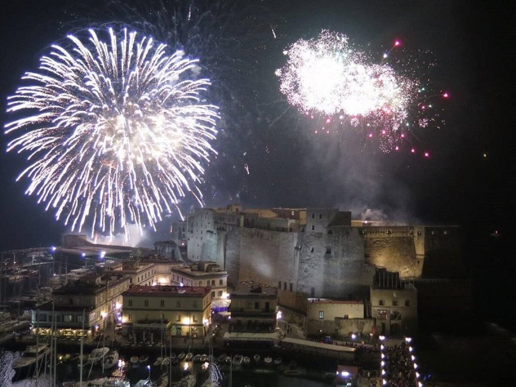 Capodanno 2022 all'insegna dei divieti e delle restrizioni con il nuovo Decreto Festività: dallo stop alle feste in piazza alle mascherine, ecco tutte le regole