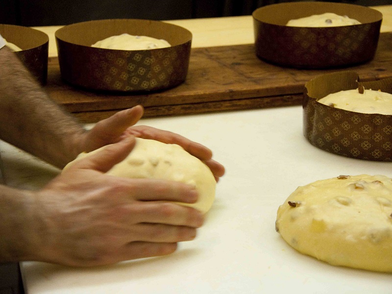 Codacons: per le Festività 55 milioni di panettoni e pandori finiranno sulle tavole degli italiani. Spesa in aumento per i prodotti artigianali