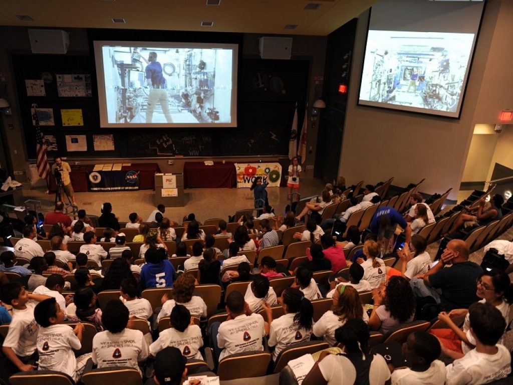 Le scuole avranno tempo fino al 28 febbraio per iscriversi al Campionato italiano di Zero Robotics: riparte la sfida per programmare speciali robot denominati SPHERES