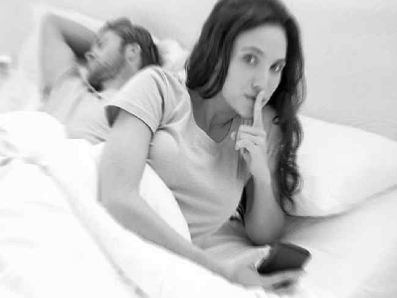 Ashley Madison rivela 3 indizi da tenere d’occhio per riconoscere un partner infedele: dall'attività sportiva alla personalità, ecco a cosa bisogna stare attenti