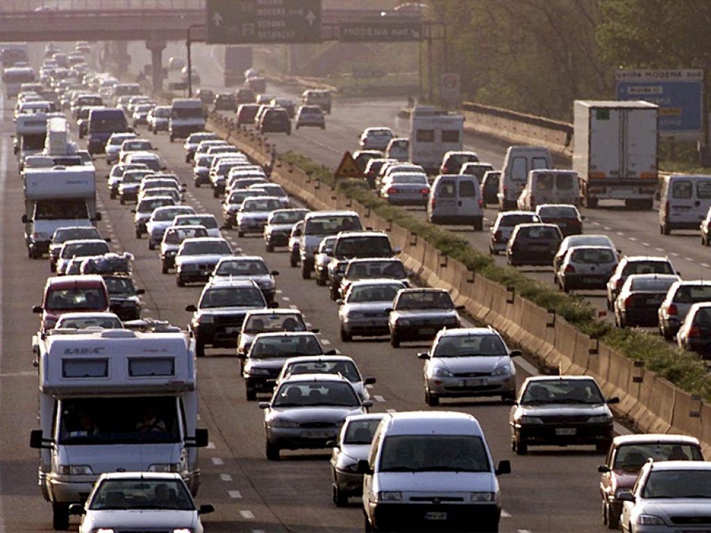 Traffico incubo degli automobilisti italiani: ogni anno passiamo in coda quasi 38 ore secondo la Cgia, peggio solo a Malta e in Belgio
