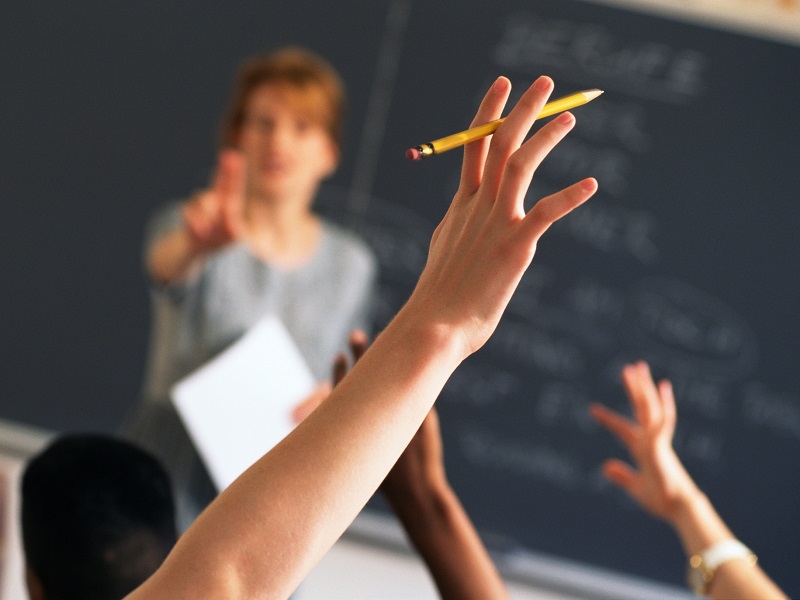 Concorso straordinario docenti: dopo la bocciatura dei sindacati anche Pd e partiti di opposizione chiedono il rinvio. M5s e Italia Viva contrari