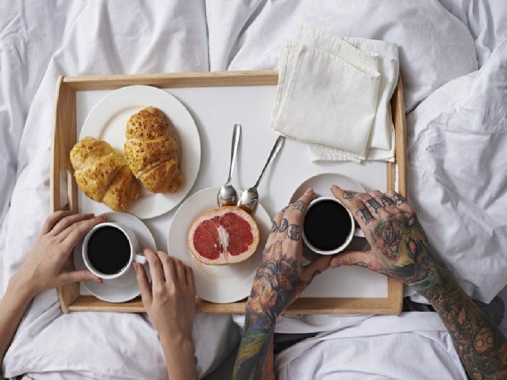 Trend in crescita per le colazioni a domicilio: uova strapazzate e pancakes accompagnati da cappuccino e spremuta tra le specialità più ordinate
