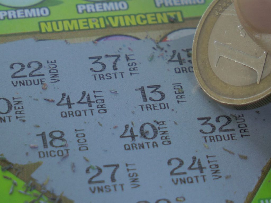 Napoli: l'Agenzia delle Dogane e Monopoli blocca la riscossione del Gratta e vinci rubato dal tabaccaio che voleva scappare alle Canarie