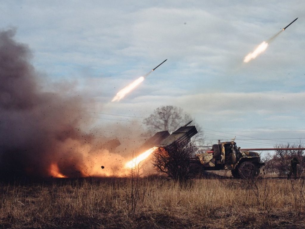 Guerra in Ucraina, le truppe di Putin non avanzano e ora spostano il focus sul Donbass. A Kiev arrivano armi tedesche e Zelensky carica l'esercito