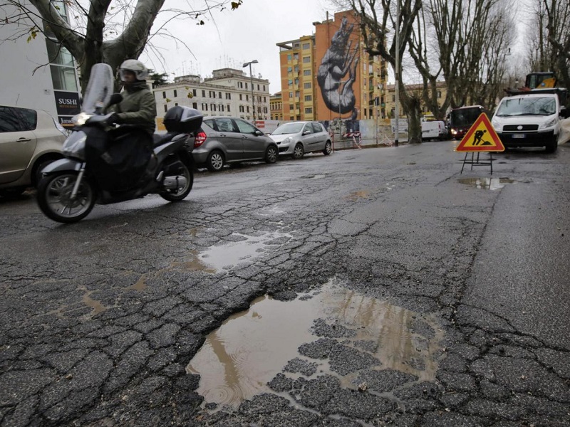 La Corte dei Conti indaga sulla manutenzione delle strade di Roma: dieci consigli per i risarcimenti alle vittime delle buche dell'Unione Nazionale Consumatori