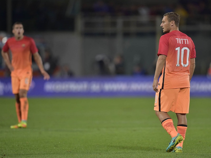 Gossip: il matrimonio tra Francesco Totti e Ilary Blasi sarebbe in crisi. Sul web è pioggia di meme per la coppia più amata dello showbiz