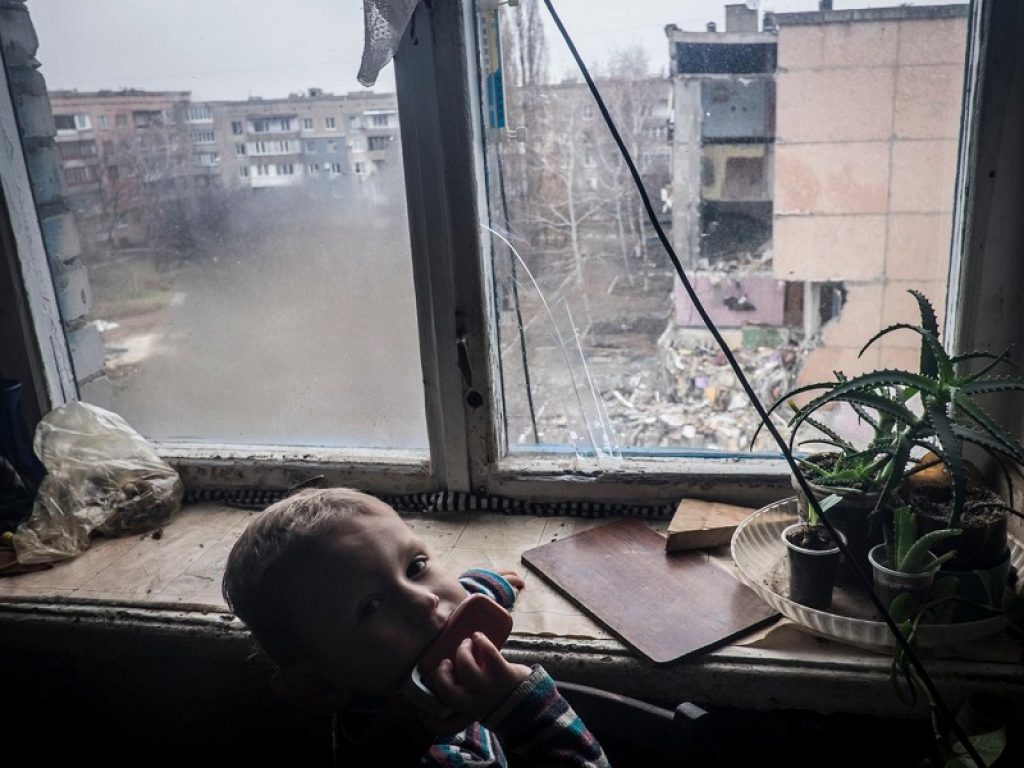 Guerra in Ucraina: dopo i primi negoziati si torna a sparare. A Kharkiv bombardata la sede del governo, Kiev sempre sotto assedio. La DIRETTA della giornata