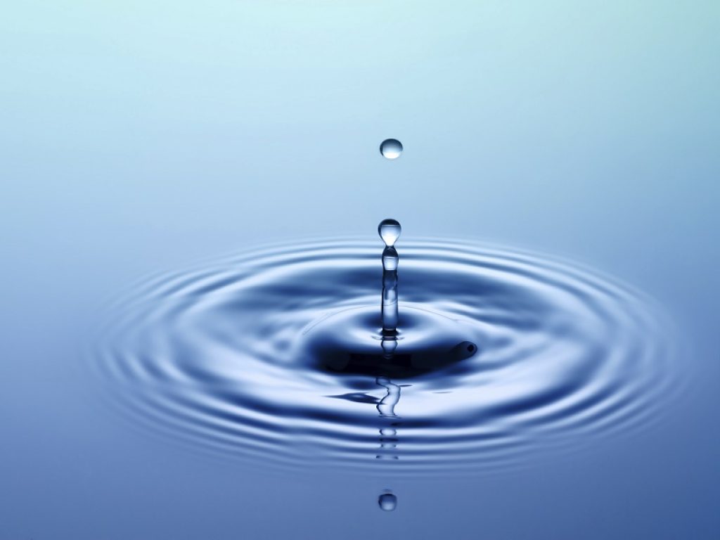 Nella "doppia anima" dell'acqua il segreto delle sue proprietà elettriche: sono spiegabili solo se viene descritta come una miscela di due fluidi