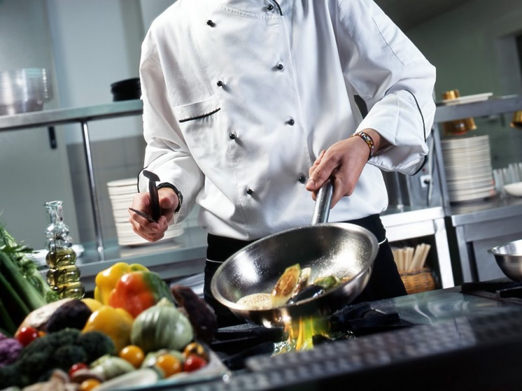 Fipe: in vista della lunga sequenza di ponti e festività di primavera la parola d'ordine è "aperti per ferie". A Pasqua saracinesche alzate per il 90% dei ristoranti, a Pasquetta per l'82,2%. Previsti oltre 6 milioni di clienti