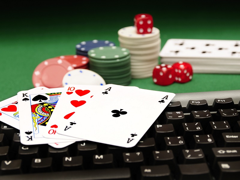 Il video poker online sta tornando di moda e abbiamo cinque consigli per aiutarti a vincere online. Questo articolo si concentrerà meno sulla selezione della mano e sulla dimensione della puntata, ma più sulle abilità e le abitudini che devi sviluppare per guadagnare costantemente giocando a poker online. Questi suggerimenti ti aiuteranno a vincere in contanti o nei tornei. Iniziamo! Tieni i registri Per essere un giocatore di poker online coerente per lungo tempo, è importante tenere registri accurati. Non si tratta di vincere o perdere, anche se queste informazioni sono importanti. Per me è importante sapere cosa gioco e per quanto tempo. Ho avuto successo? Perdere? Perdere? Era un gioco cash di Texas Hold'Em. Forse era un torneo con più tavoli o un Sit 'N Go a un singolo tavolo. Dovresti tenere registri dettagliati di tutte le tue giocate in modo da poter guardare indietro in seguito. Hai più probabilità di mordi e fuggi nelle tue sessioni vincenti, e poi vai in sessioni di maratona? È importante capire i tuoi punti di forza e di debolezza per vincere a lungo termine. Il software che tiene traccia del tuo gioco può essere trovato online. Si dovrebbe controllare. Il tuo cervello tende a esagerare il bene e ignorare il male. Vuoi essere completamente onesto riguardo alle tue abilità nel poker. Il poker è un gioco in cui possiamo dirlo ai nostri avversari, ma non a noi stessi. Dovresti tenere traccia del tuo gioco e assicurarti di rivederlo frequentemente. Studia spesso Questo secondo consiglio è identico al primo. Puoi imparare molto! Puoi imparare molto sul poker, sia che tu stia studiando i tuoi risultati o una strategia specifica. Questo potrebbe essere fatto da solo o con amici fidati. Altri potrebbero trovarlo leggendo GTO (teoria dei giochi ottimale), teorie o rivedendo i grafici delle mani iniziali. Ci sono molte risorse disponibili. Per avere successo, devi sfruttarli tutti. Puoi leggere libri, controllare le recensioni manuali di YouTube o iscriverti a siti di formazione online. Alcuni addirittura assumono un coach di poker. Trovare uno stile di apprendimento che ti interessa è fondamentale. Insisti. Stai dando agli altri giocatori un vantaggio se impari a conoscere il gioco solo al tavolo, sia che tu giochi nei casino online o dal vivo, è importante imparare nuove cose. Personalmente, mi piace leggere libri di poker. Da prima dell'avvento del poker online, sono stato un giocatore di poker di successo. È stato incredibile vedere come è cambiata la strategia del poker. Non molto tempo fa, Super System di Doyle Brunson era considerato la migliore strategia di poker. Le persone che stanno vincendo il gioco oggi potranno tornare indietro e rivedere Super System. Sarebbe come tornare alle elementari. I tuoi avversari seguiranno le ultime tendenze nel poker. Vuoi assicurarti di non perderne nessuno. Il tuo gioco deve essere in continua evoluzione per vincere. Rimanere aggiornati con l'ultima formazione è il modo migliore per stare al passo. Usa il tuo bankroll Questo è un tema comune di cui parlano i professionisti del poker, ma in realtà pochissimi giocatori lo seguono. È essenziale che tu giochi all'interno del tuo bankroll. Ci sono molti modi diversi per determinare quando dovresti aumentare i tuoi limiti o giocare in tornei con buy-in più alti. Ci sono molte opinioni, ma poche ti diranno che le puntate che giochi dovrebbero essere determinate da quanti soldi hai nel tuo conto di poker online. Personalmente, credo che sia meglio aumentare i limiti o acquistare livelli quando hai dimostrato di essere un giocatore vincente coerente con le tue attuali puntate. Torniamo alla registrazione di cui abbiamo discusso in precedenza. Dovresti considerare di salire di livello se hai vinto a un livello. Dovresti assicurarti di avere un campione sufficiente di risultati per supportare la tua decisione. Questo non significa che se vinci $100 in una partita 1-2, puoi saltare a 2-4. Basare i risultati su una dimensione del campione definita è il modo migliore per monitorare i tuoi progressi. Ci sono molti modi per farlo, ma le seguenti formule funzionano bene per tornei e cash game.