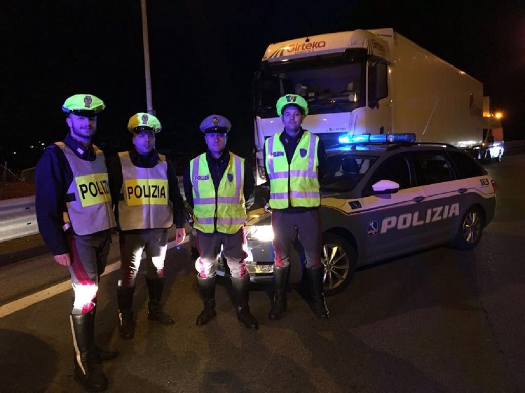 Giro di vite contro chi si mette alla guida dopo aver esagerato con l'alcol o sotto effetto di sostanze stupefacenti: 180 patenti ritirate dalle pattuglie della Polizia Stradale