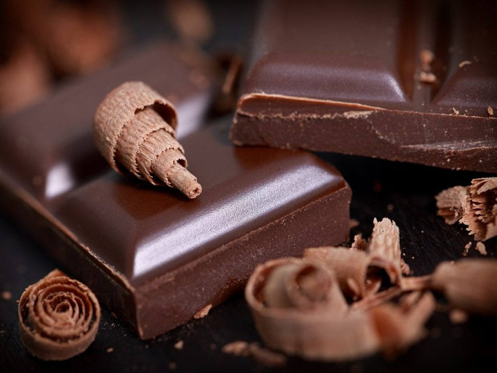 Il cioccolato, rigorosamente fondente, influenza in modo positivo la flora batterica,  l’insieme dei microrganismi che vivono nell’intestino
