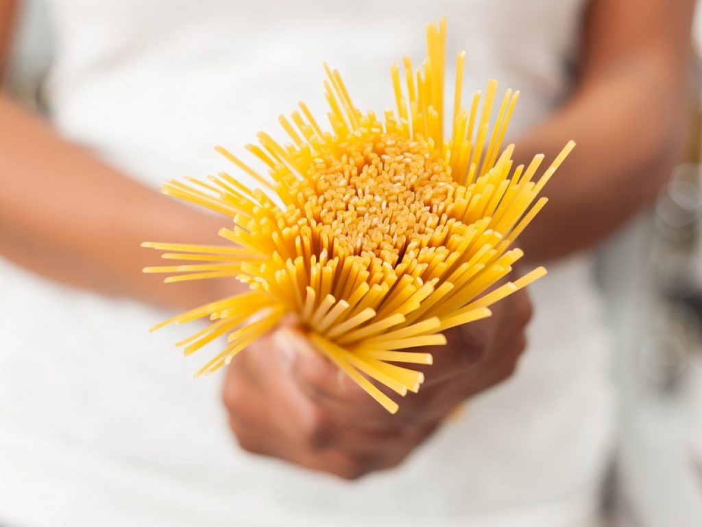 Pasta: a cena gli italiani la “tradiscono” con altri alimenti per colpa di pregiudizi duri a morire…Per la scienza però non fa male