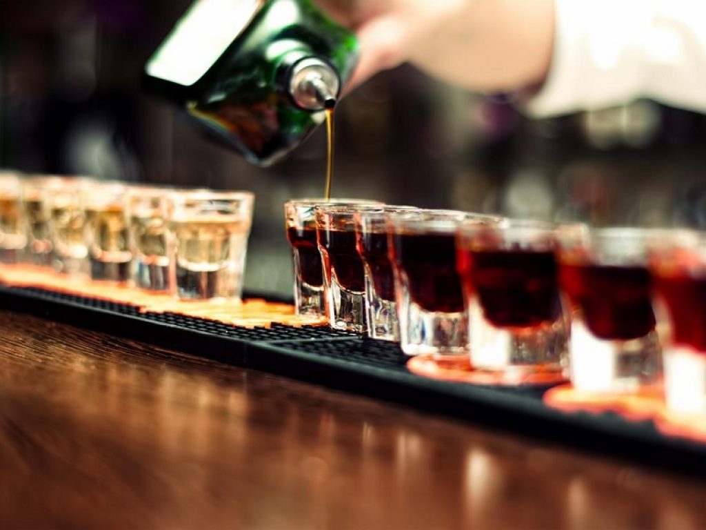 Il consumo di amari e liquori a fine pasto affonda le radici nella storia e oggi sono una delle eccellenze del made in Italy: gli ammazzacaffè più apprezzati