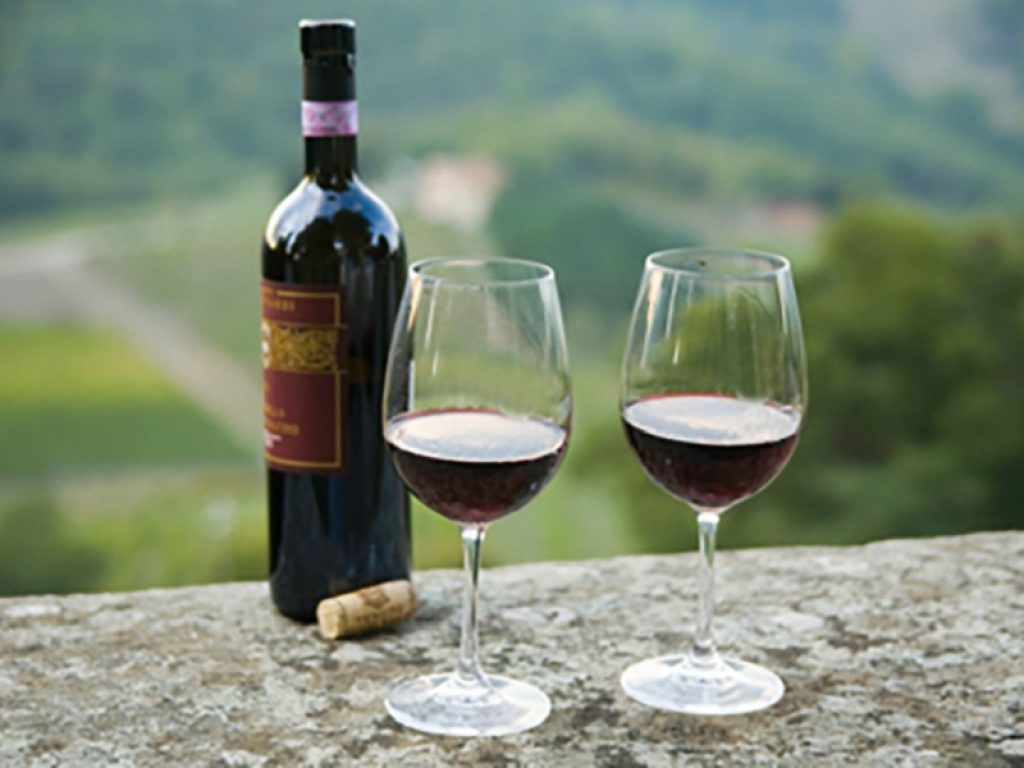 I cibi afrodisiaci per San Valentino: fragole, vino rosso, agrumi e aglio non possono mancare sulla tavola secondo i consigli di MioDottore