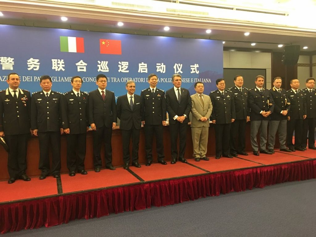 pattuglie poliziotti italia cina pechino