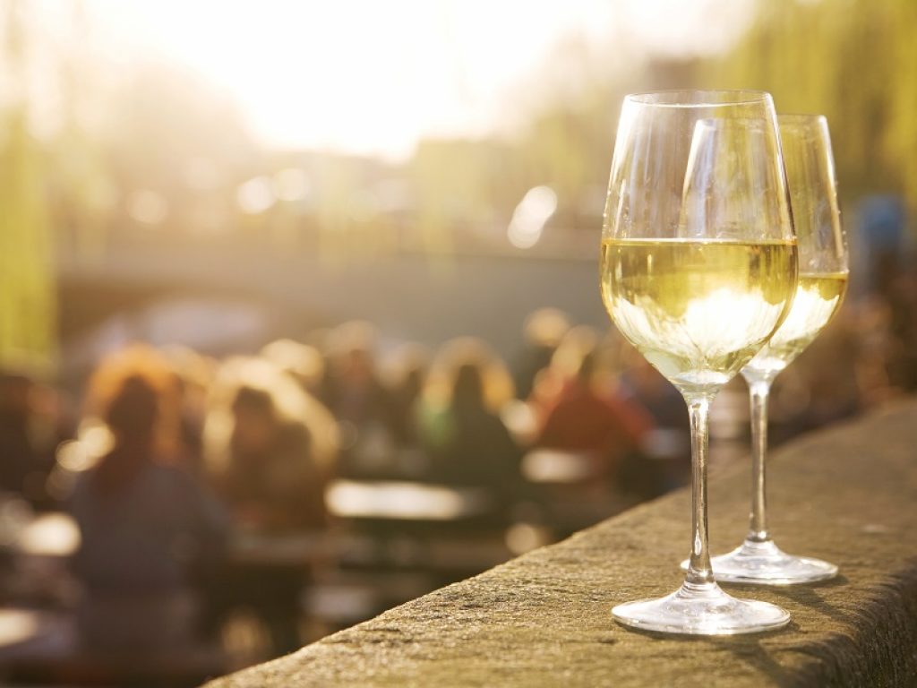 L'aperitivo, uno dei riti più amati dagli italiani, a causa dell’emergenza Covid è cambiato: ora diventa protagonista di pic-nic e barbecue all'aria aperta