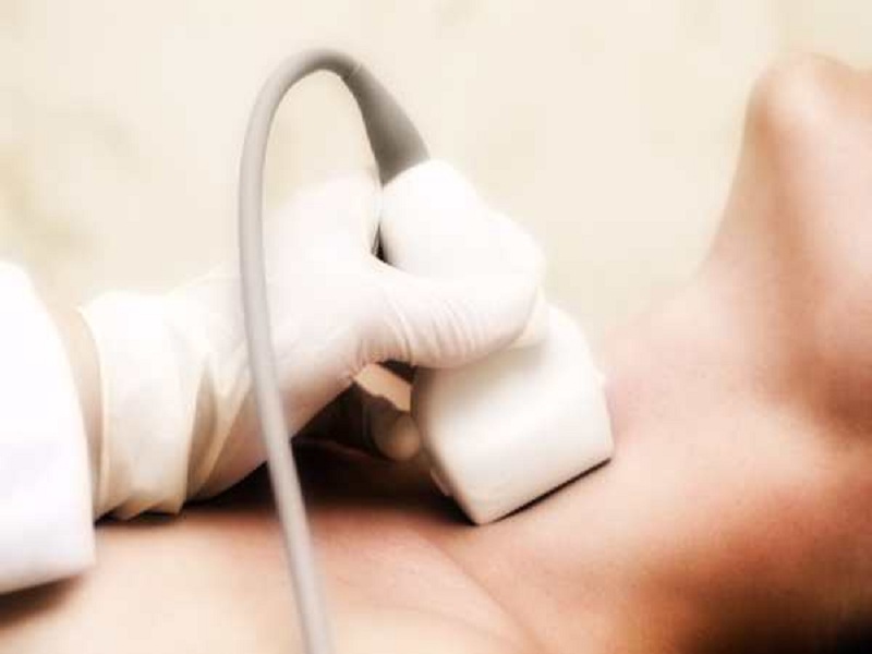 La tiroide è donna, gli esperti: “Ricordatevi di controllarla se pensate a una gravidanza”. Un segno per riconoscere la malattia è anche il cambiamento della grafia