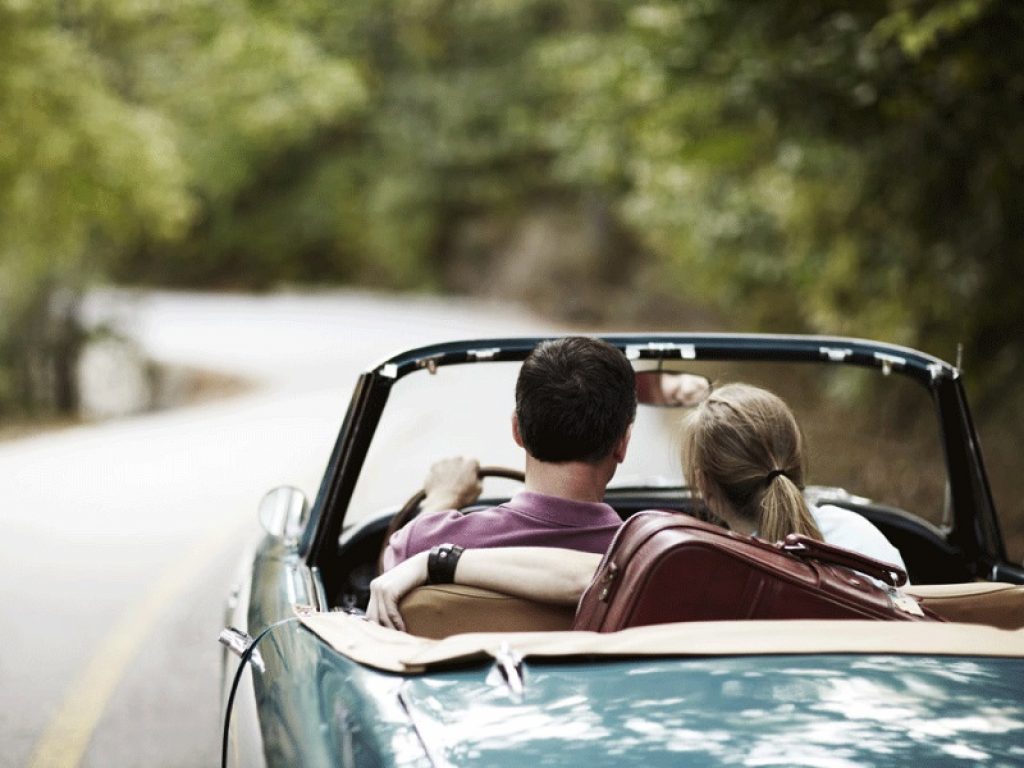 auto coppia viaggio