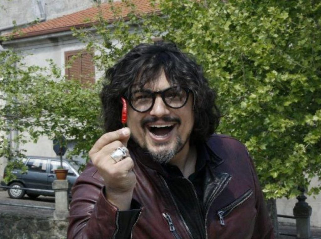 "Lavorare per imparare anche senza essere pagati": il popolare chef Alessandro Borghese nella bufera. Utenti dei social scatenati