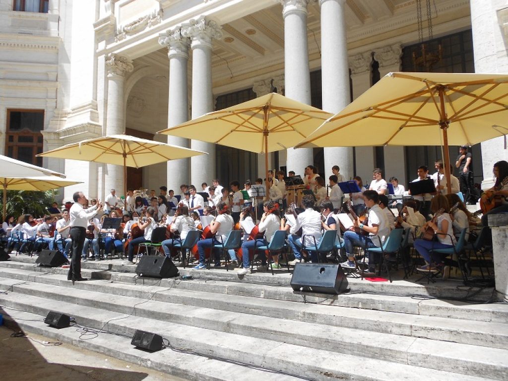 Torna anche quest’anno Indicibili (In)canti, il concerto di fine anno delle scuole nel cortile della Minerva, il cortile del Palazzo dell’Istruzione, dell’Università e della Ricerca, a Roma