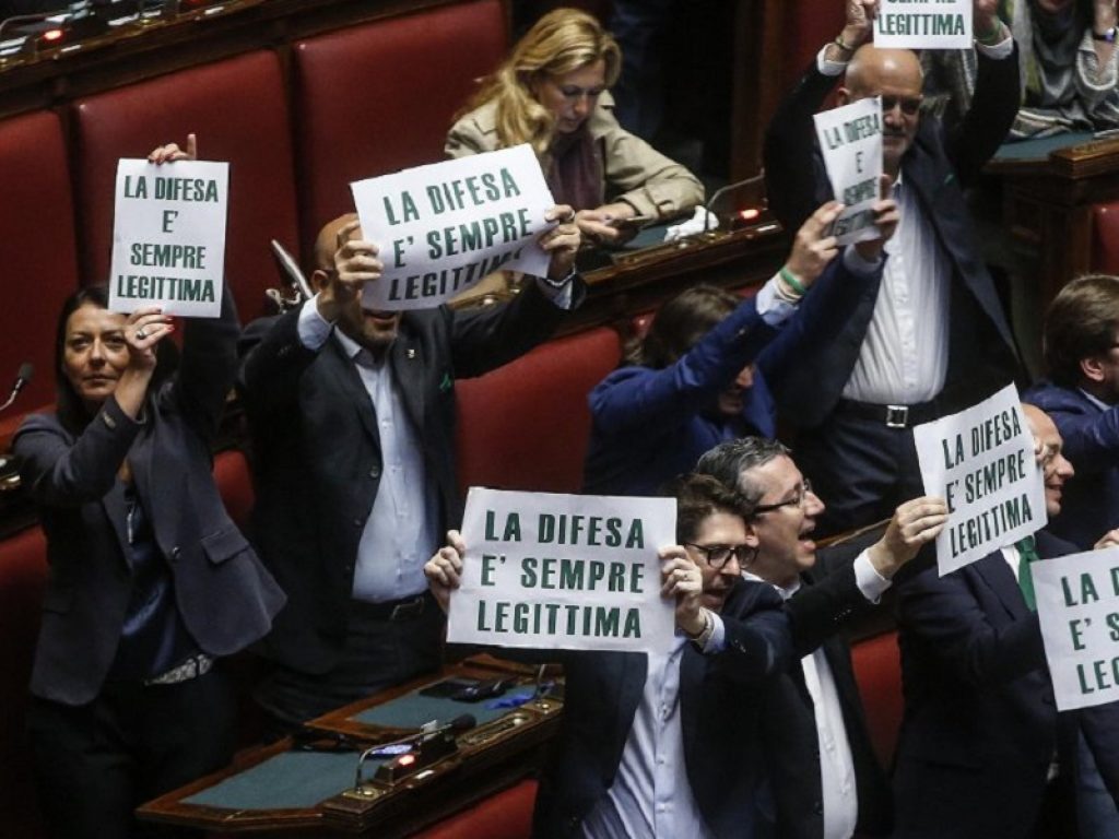 legittima difesa proposta di legge camera proteste