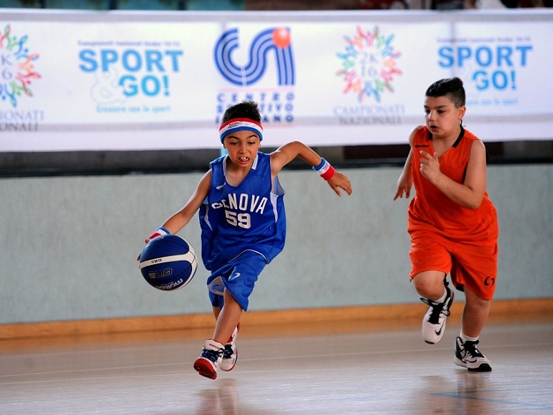 I bambini con la schiena dritta sono quelli che si muovono ogni giorno. Attività sane come sport di squadra e allenamento individuale aiutano i piccoli