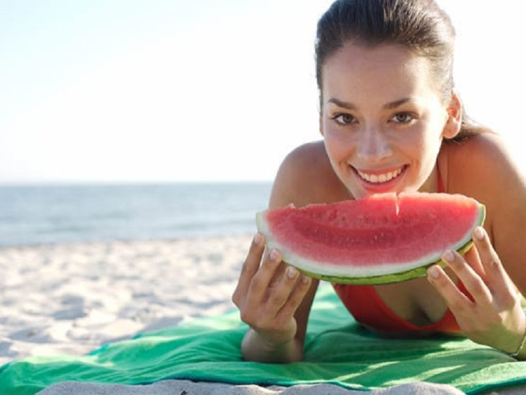 Il grande caldo cambia le abitudini alimentari: frutta e verdura fanno registrare un balzo record di acquisti secondo la Coldiretti