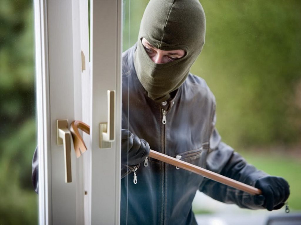 Un ladro prova a forzare la porta di casa