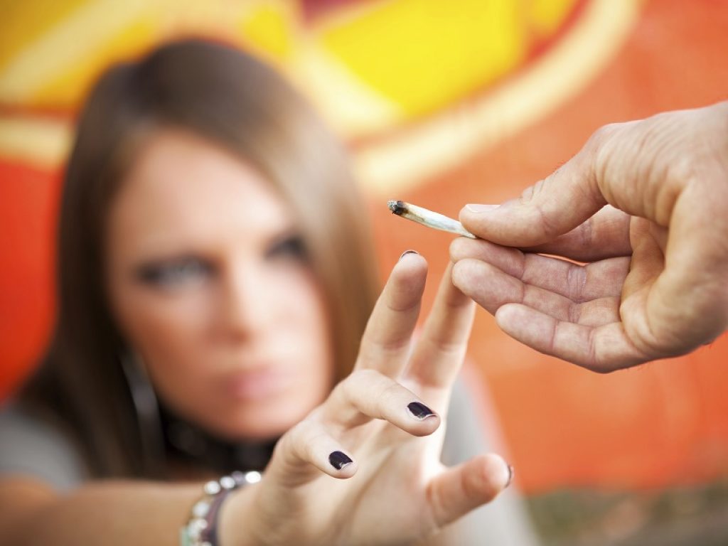 Gli adolescenti bevono e fumano di meno ma preoccupa l’uso ad alto rischio di cannabis: i dati del Rapporto Espad sui nostri giovani