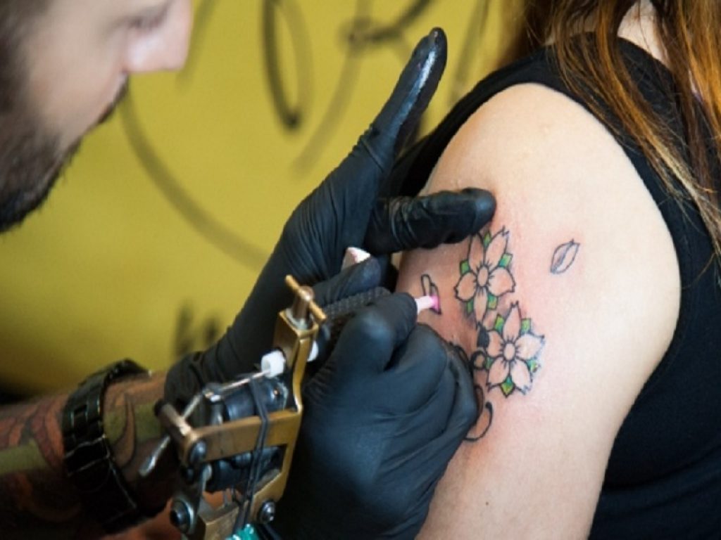 Dal 4 gennaio 2022 addio ai tatuaggi colorati nei Paesi dell'Unione europea perché contenenti isopropanolo: consentiti solo il nero e il bianco