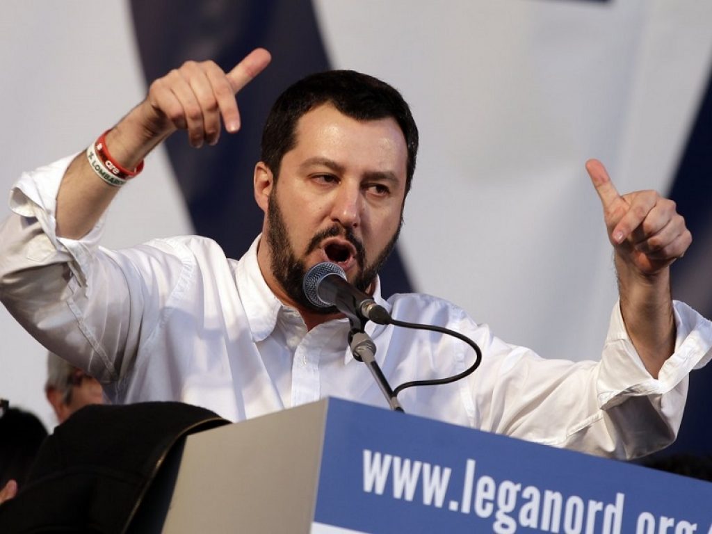 Nuova emergenza migranti, Salvini attacca l'esecutivo e cita il caso dei tunisini arrivati a Lampedusa: “Con questo governo sbarcano perfino i barboncini”